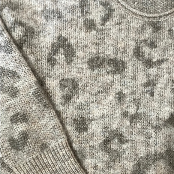 Abercrombie & Fitch Gray Leopard Print Sweater - Picture 3 of 5